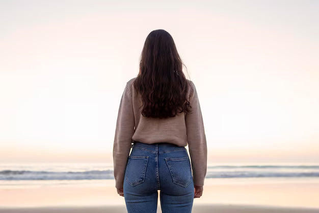 files/vista-trasera-mujer-posar-playa_23-2148648008.avif